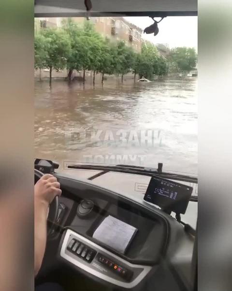 Потоп в Казани: остановлено движение трамваев с троллейбусами, провалы в асфальте и затопленные подъезды