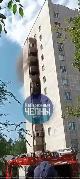 Серьезный пожар в доме 23/07 Челнов повредил рамы окон и балконов на шести этажах