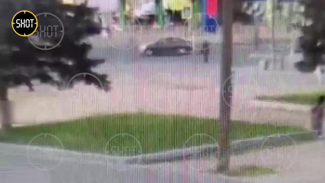 В Петербурге легковушка снесла девушку, которая на пешеходном ждала зелёный свет