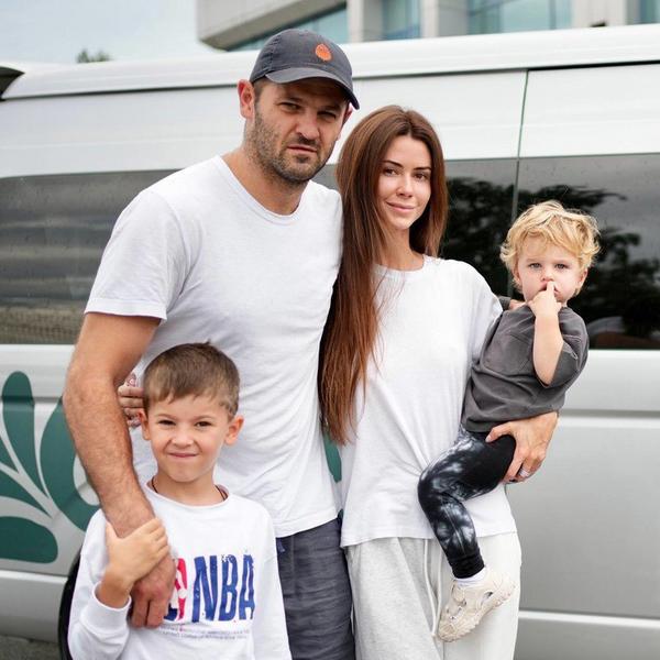 Александр Радулов с семьёй приехал в Казань Александр Радулов с семьёй приехал в Казань