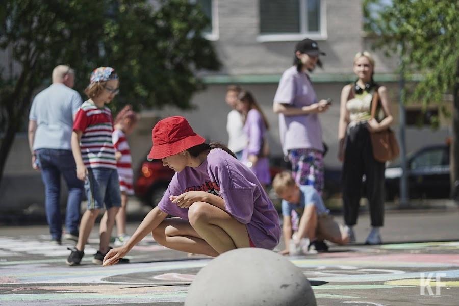 Арт-фестиваль дворового масштаба: казанские художники и горожане создали граффити в центре города