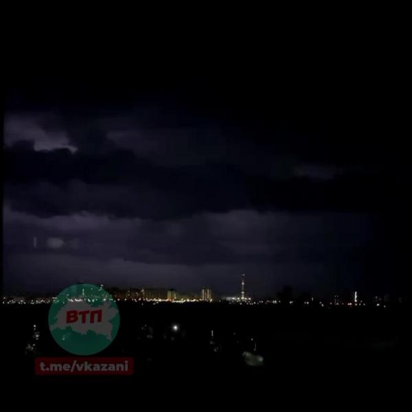 Опубликовано видео, как молния в Дербышках вырубила свет, а на проспекте Победы от неё загорелся надземный переход