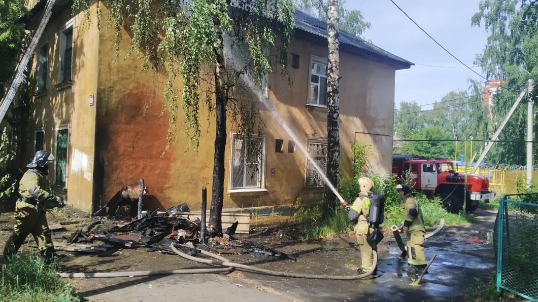 В Казани загорелась кровля двухэтажного восьмиквартирного дома и сарай