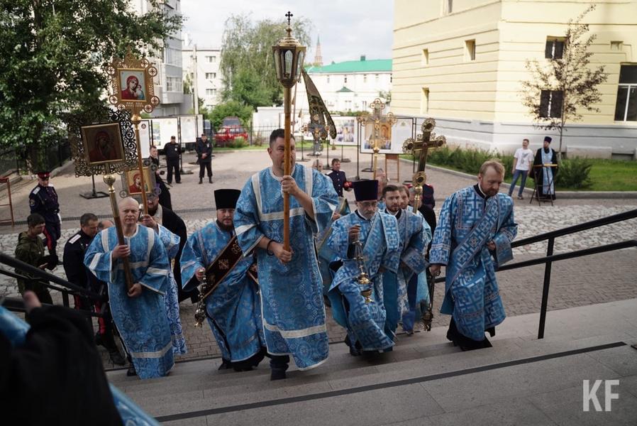 В Казани верующие совершают крестный ход к собору Казанской иконы Божьей Матери