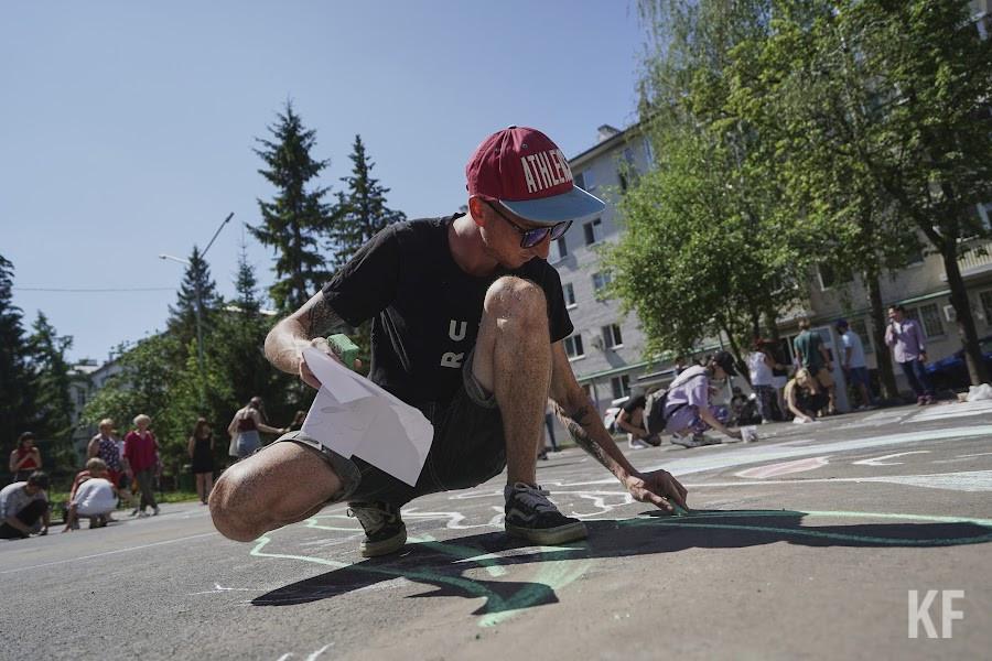 Арт-фестиваль дворового масштаба: казанские художники и горожане создали граффити в центре города