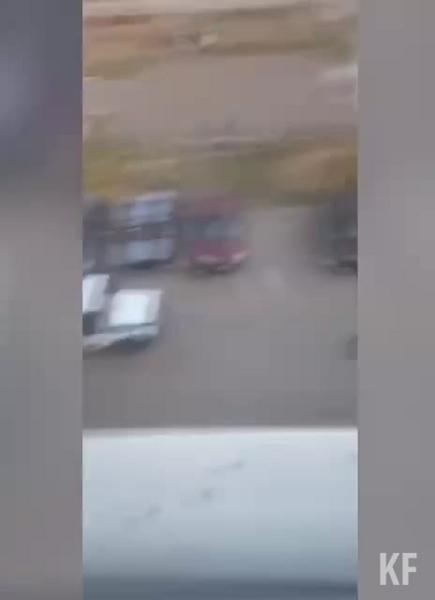 В Елабуге пьяный мужчина бросался с двумя ножами на подростков