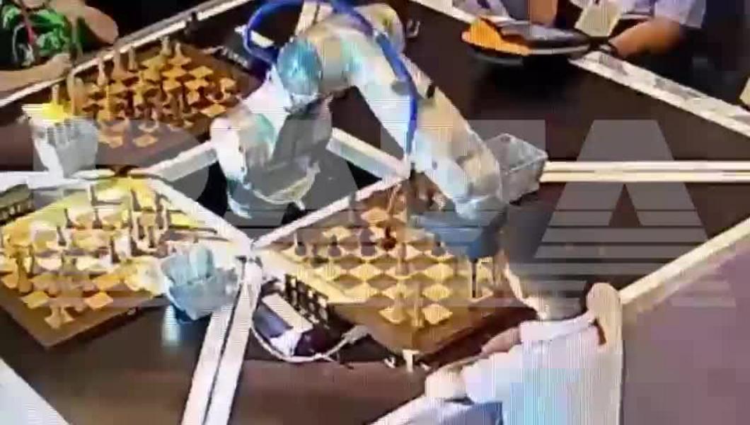 В Москве во время шахматного турнира робот сломал палец мальчику