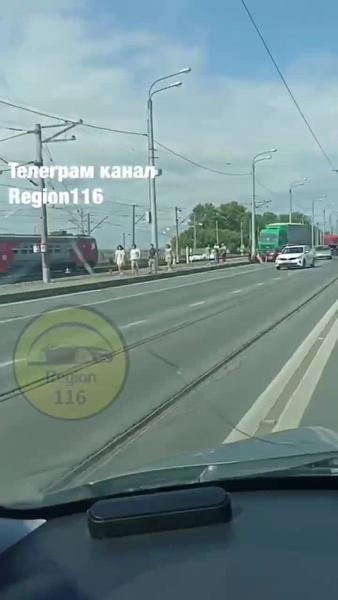 КАМАЗ налетел на несколько легковушек в Казани: пострадал один человек