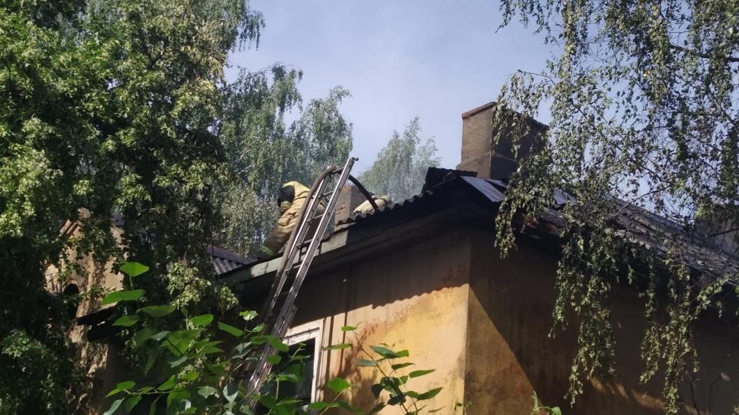 В Казани загорелась кровля двухэтажного восьмиквартирного дома и сарай