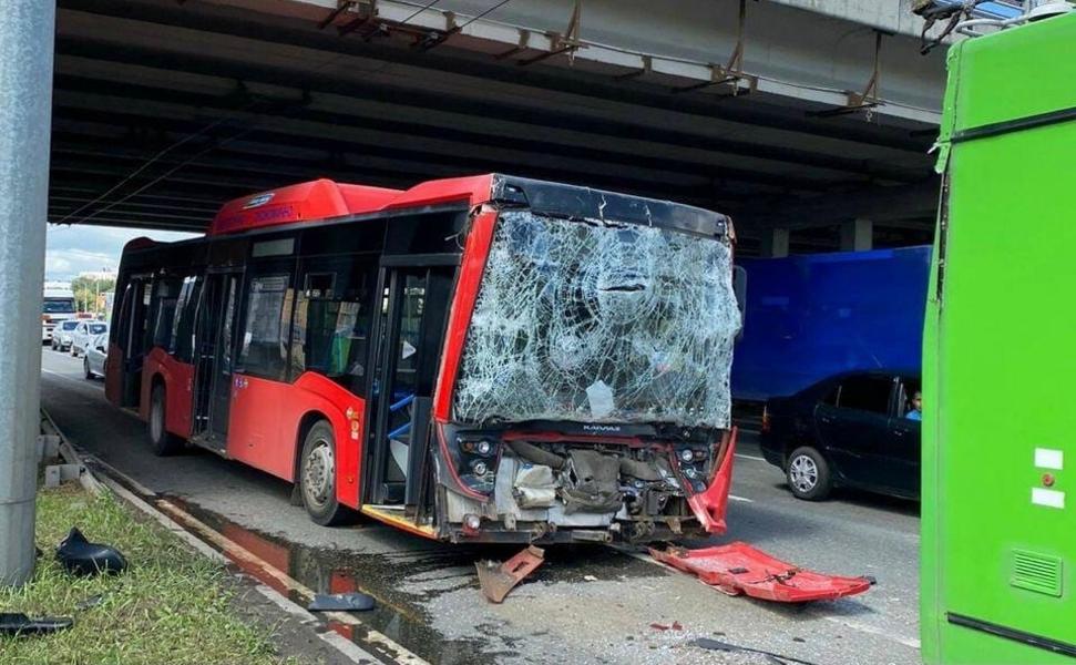 В Казани столкнулись автобус и троллейбус: есть пострадавшие