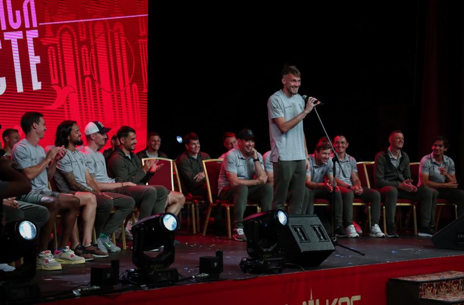 Будем доминировать, но как конкретно пока не знаем. «Рубин» провёл встречу с болельщиками, на которой блистал Леонид Слуцкий