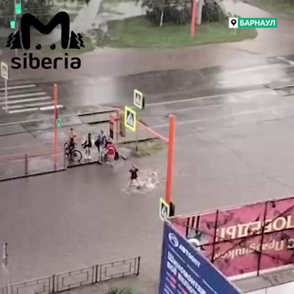 В Барнауле девочка едва не угодила под колеса авто после того, как ее унесло течением