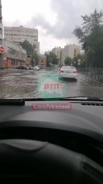 После грозы в Казани затоплены улицы и повалены деревья