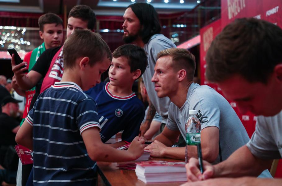 Будем доминировать, но как конкретно пока не знаем. «Рубин» провёл встречу с болельщиками, на которой блистал Леонид Слуцкий