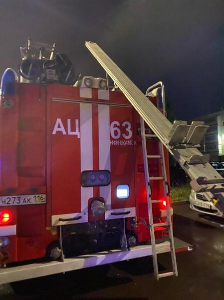 В Нижнекамске пожарные сняли мужчину с балкона горящей квартиры
