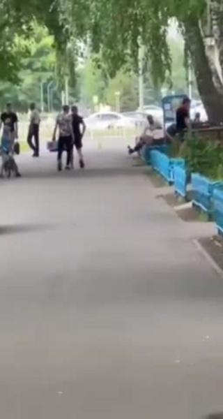 На видео попало, как в Набережных Челнах толпа избила мужчину На видео попало, как в Набережных Челнах толпа избила мужчину