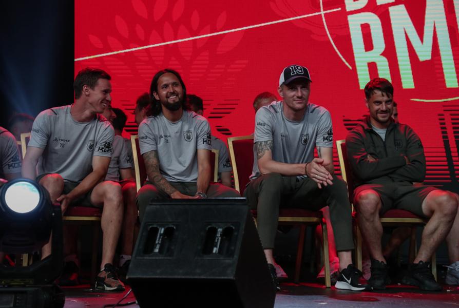 Будем доминировать, но как конкретно пока не знаем. «Рубин» провёл встречу с болельщиками, на которой блистал Леонид Слуцкий