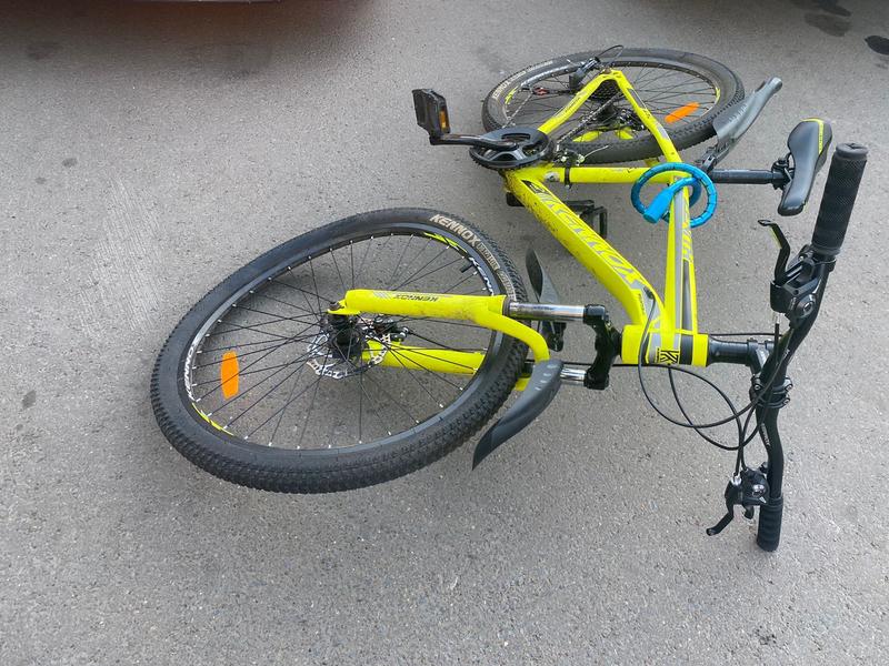 Не спешившийся с велосипеда школьник в Нижнекамске попал под колеса «Тойоты»