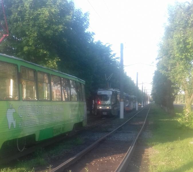 Вылетевший на рельсы водитель «Черри» заплатит неустойку нижнекамскому «Горэлектротранспорту»