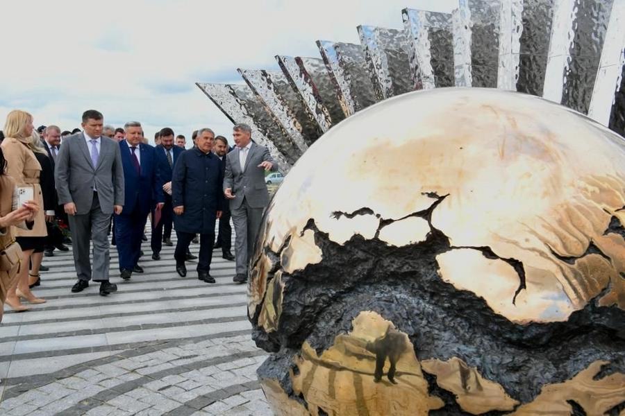Рустам Минниханов принял участие в церемонии открытия мемориала «Строителям безмолвных рубежей»