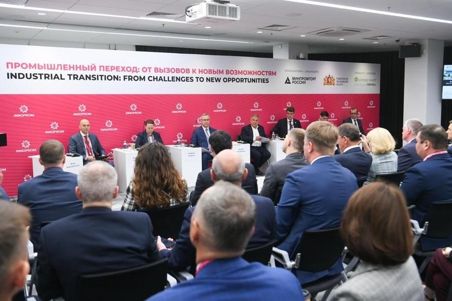 Рустам Минниханов выступил на сессии о роли ОЭЗ и рассказал о потенциале Татарстана