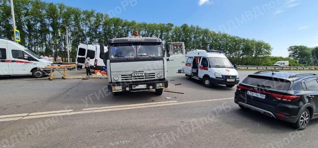 В Башкирии  пять человек погибли в результате столкновения Ford Transit с  «КАМАЗом»