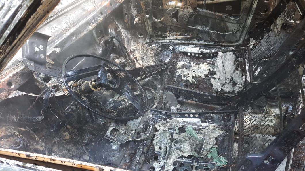 В лесу под Нижнекамском водитель на «ВАЗе» влетел в дерево - машина сгорела полностью