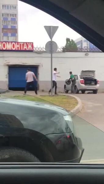 На видео сняли рабочего шиномонтажки Челнов, разбившего диском автомобиль