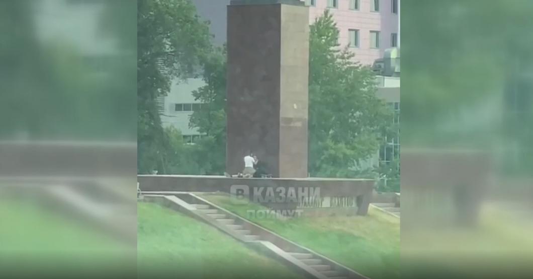 Казанцы засняли, как пара занялась любовью прямо на постаменте памятника Казанцы засняли, как пара занялась любовью прямо на постаменте памятника