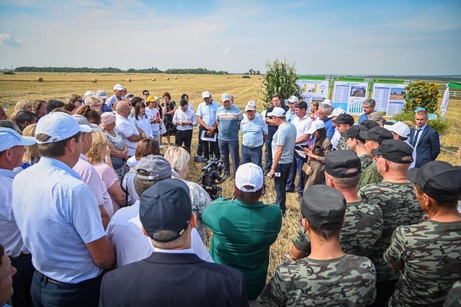 Рустам Минниханов осмотрел ход уборочных работ в Нурлатском районе