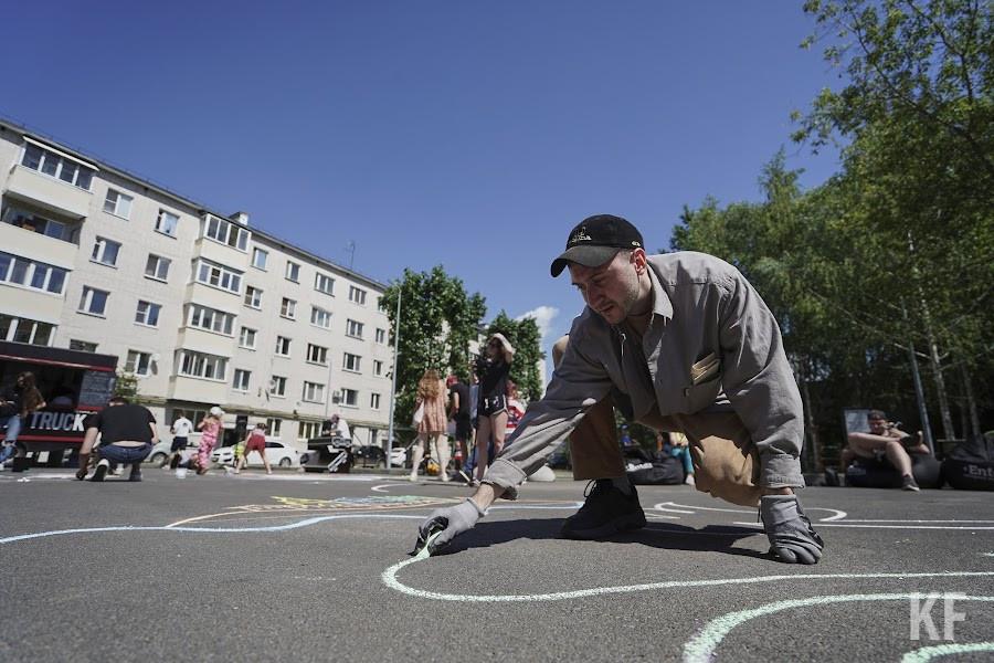 Арт-фестиваль дворового масштаба: казанские художники и горожане создали граффити в центре города