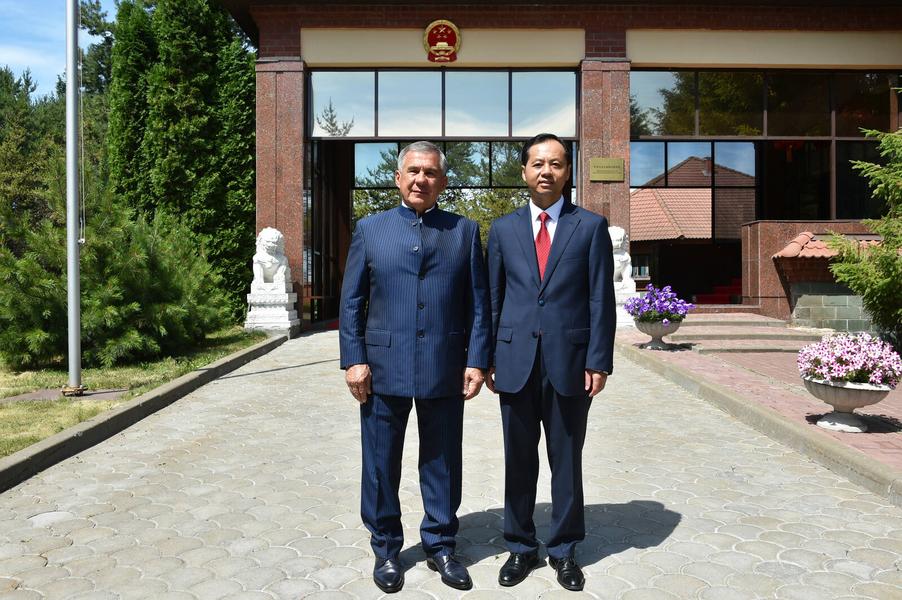 Минниханов вручил генконсулу Китая в Казани медаль в честь 100-летия ТАССР