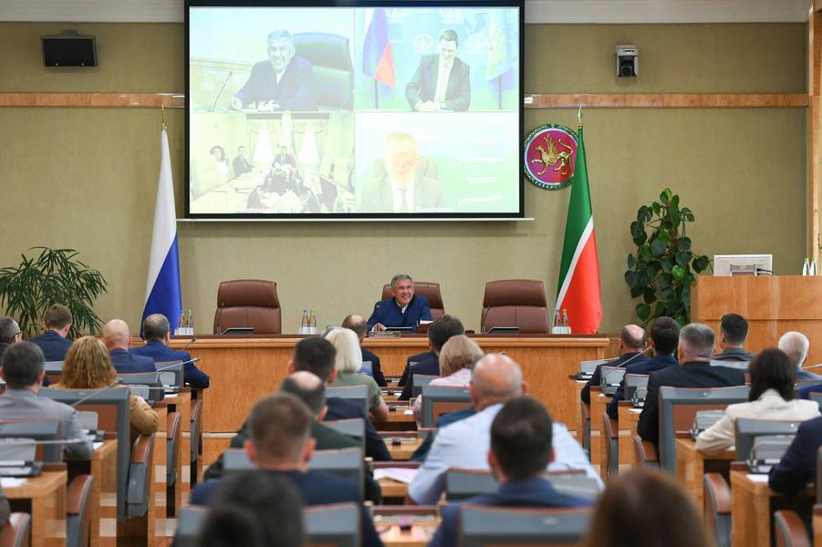 Минниханов назвал важнейшим событием проведение в Казани Глобального молодежного саммита с участием министров по делам молодежи и спорту стран ОИС