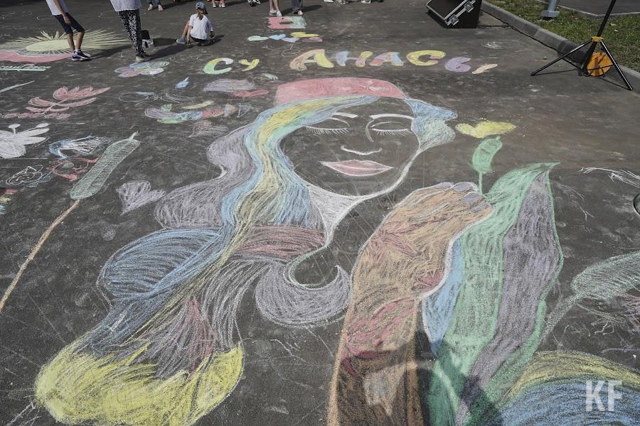 Арт-фестиваль дворового масштаба: казанские художники и горожане создали граффити в центре города