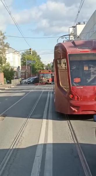 Из-за аварии с автобусом №68 в Казани встали трамваи