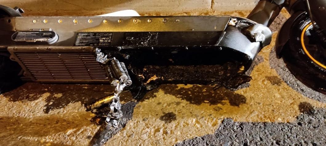 В Альметьевске на дороге загорелся шеринговый электросамокат