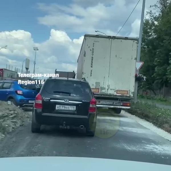 На Вишневского в Казани ДТП с грузовиком и BMW спровоцировало пробку