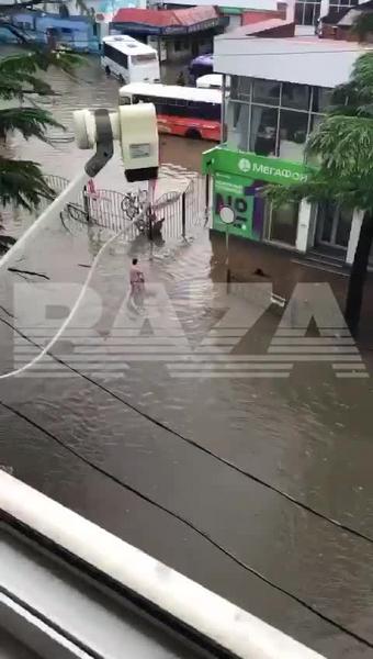 «Героев надо знать»: Жительница Туапсе помогла устранить потоп в городе