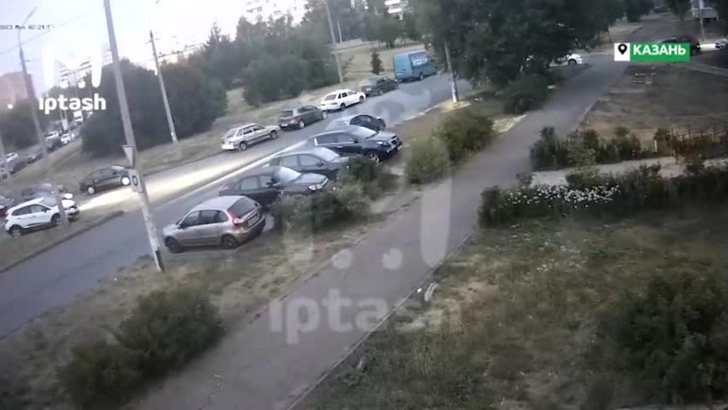 В Казани задержали пьяного водителя Mercedes, чуть не сбившего людей на тротуаре
