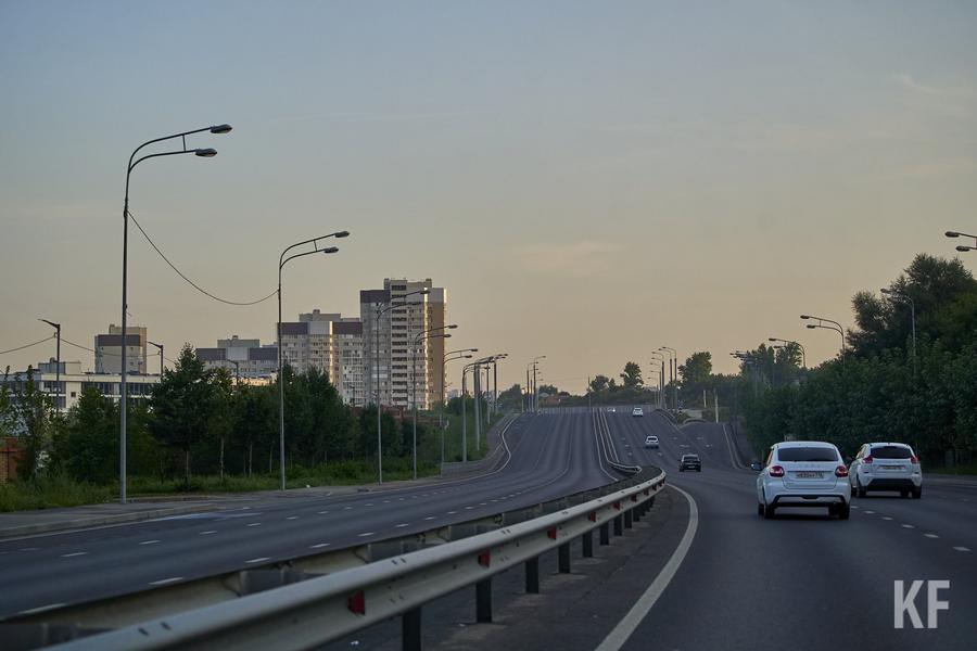 Никогда такого не было, и вот опять: российским чиновникам предложили пересесть на отечественные авто