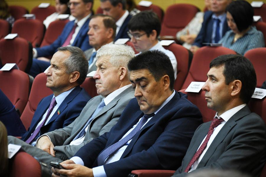 Востребованные альфа-олефины, чудеса башкирской науки и переработка полимеров: Чем удивили Минниханова на совещании ТНХИ-Х