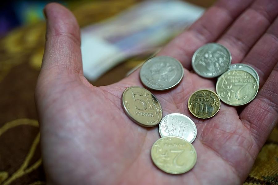 «Стоит ожидать некоторой консолидации у текущего уровня в 90 рублей за доллар»: Экономисты объяснили, что происходит с рублем