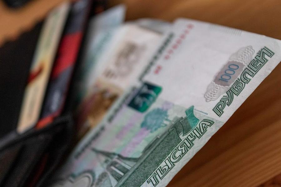 «Стоит ожидать некоторой консолидации у текущего уровня в 90 рублей за доллар»: Экономисты объяснили, что происходит с рублем