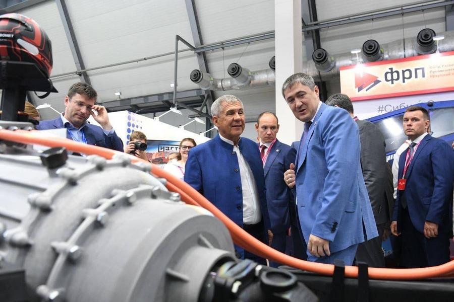 Минниханов осмотрел выставку  «Иннопром-2023» в Екатеринбурге