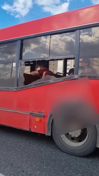 В Ассоциации АТП Татарстана объяснили, почему казанский автобус №37 ехал с разбитым стеклом