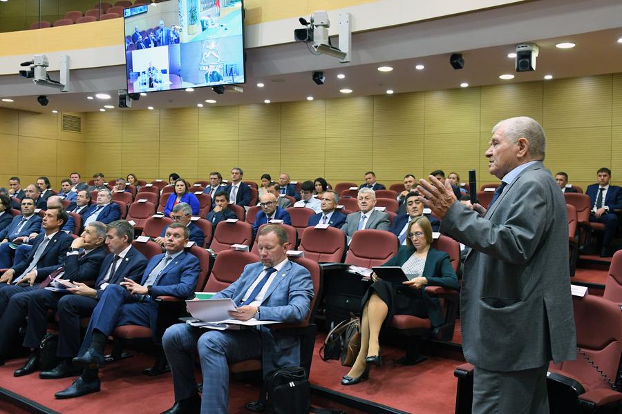 Востребованные альфа-олефины, чудеса башкирской науки и переработка полимеров: Чем удивили Минниханова на совещании ТНХИ-Х