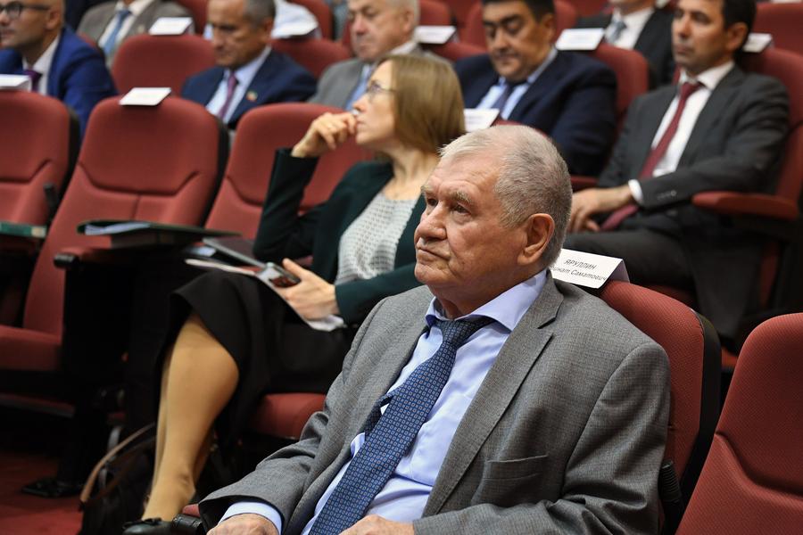 Востребованные альфа-олефины, чудеса башкирской науки и переработка полимеров: Чем удивили Минниханова на совещании ТНХИ-Х