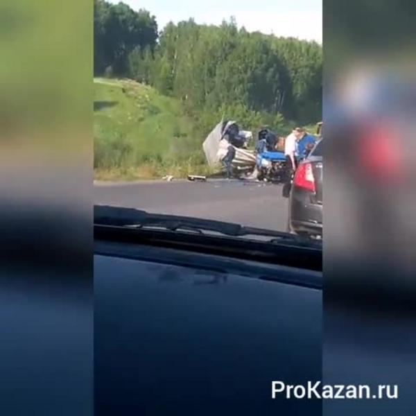 Видео: в аварии под Казанью трактор превратил «Газель» в груду металлолома