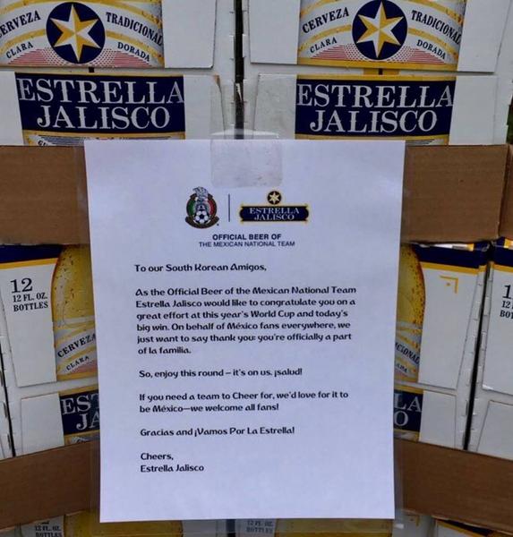 Мексиканские болельщики принесли «гору» пива к корейскому посольству в США