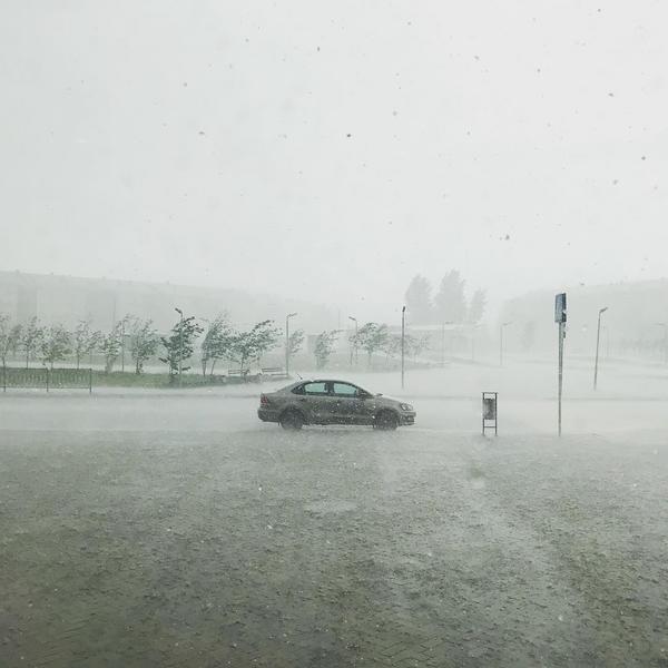 Жители Казани в соцсетях начали распространять видео затопленных улиц